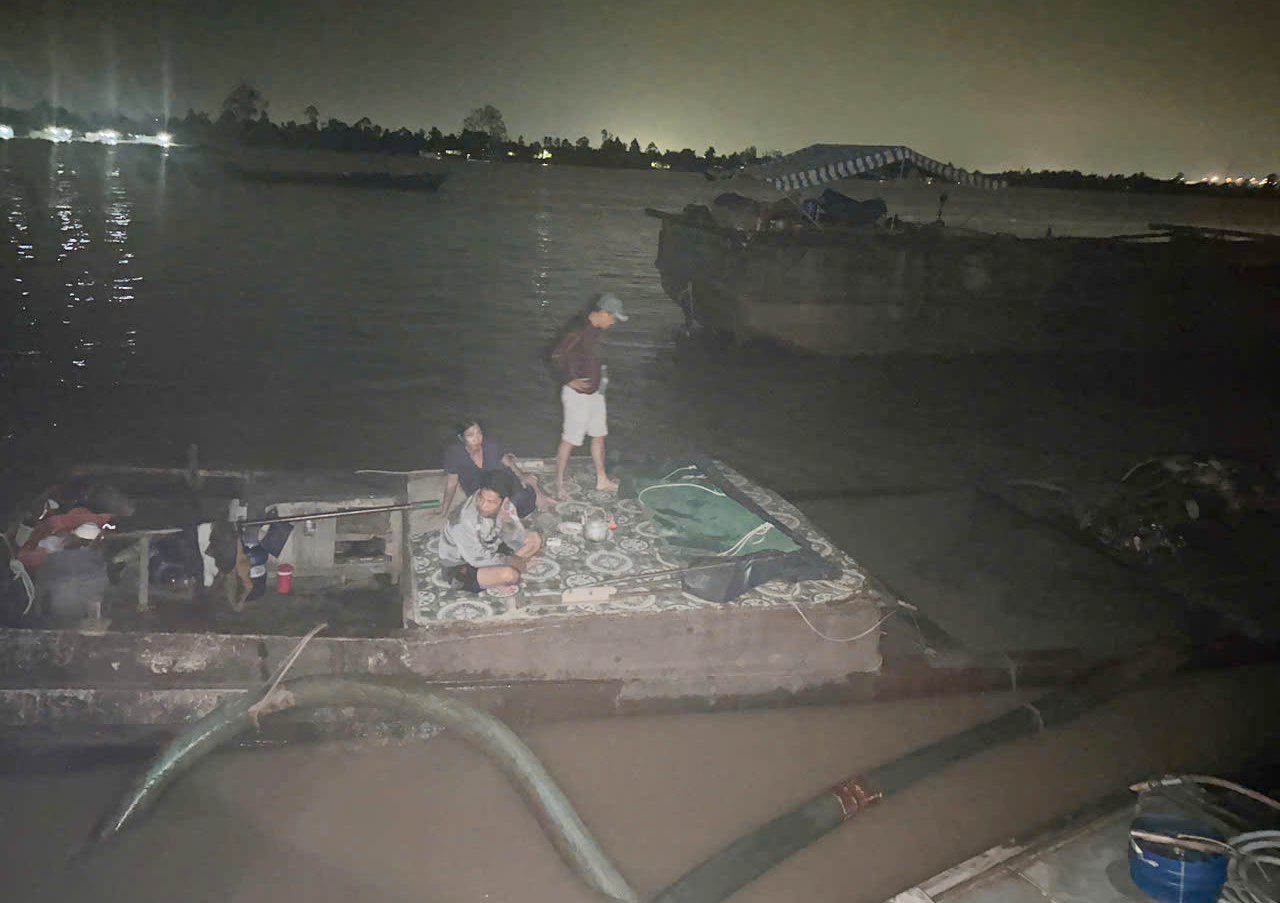 Công an xã Phú Túc (tỉnh Vĩnh Long) tuần tra phát hiện khai thác cát sông trái phép trên tuyến sông Tiền. Ảnh Công an tỉnh Vĩnh Long