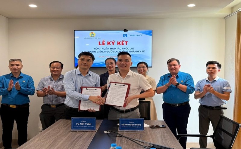 Leaders of the Vietnam Health Trade Union and Tapuho Vietnam Co., Ltd. signed a welfare cooperation agreement. Photo: Ngoc Mai