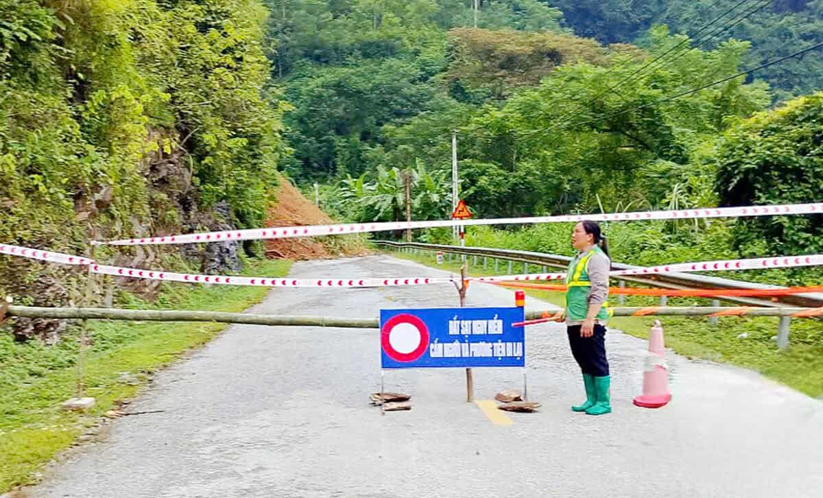 People and vehicles are prohibited from traveling through the landslide area on National Highway 279. Photo: Quy Don
