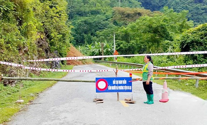 Phân luồng giao thông, cấm phương tiện qua khu vực sạt lở trên QL 279