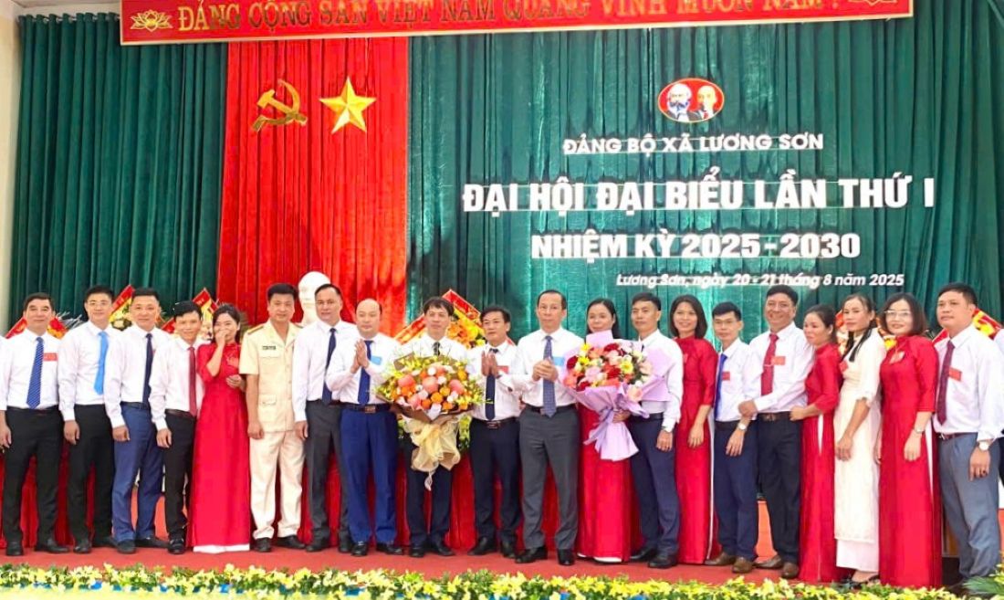 Ong Vo Manh Son - Chu tich LDLD tinh Thanh Hoa cung cac dai bieu, khach moi chuc mung Ban Chap hanh Dang bo xa Luong Son nhiem ky 2025 - 2030. Anh: Tran Lam