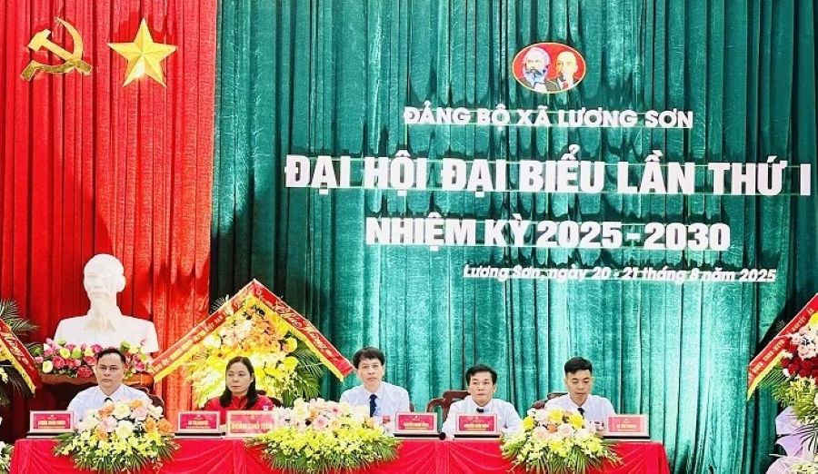 Ong Nguyen Minh Canh (giua) dieu hanh dai hoi. Anh: Tran Lam
