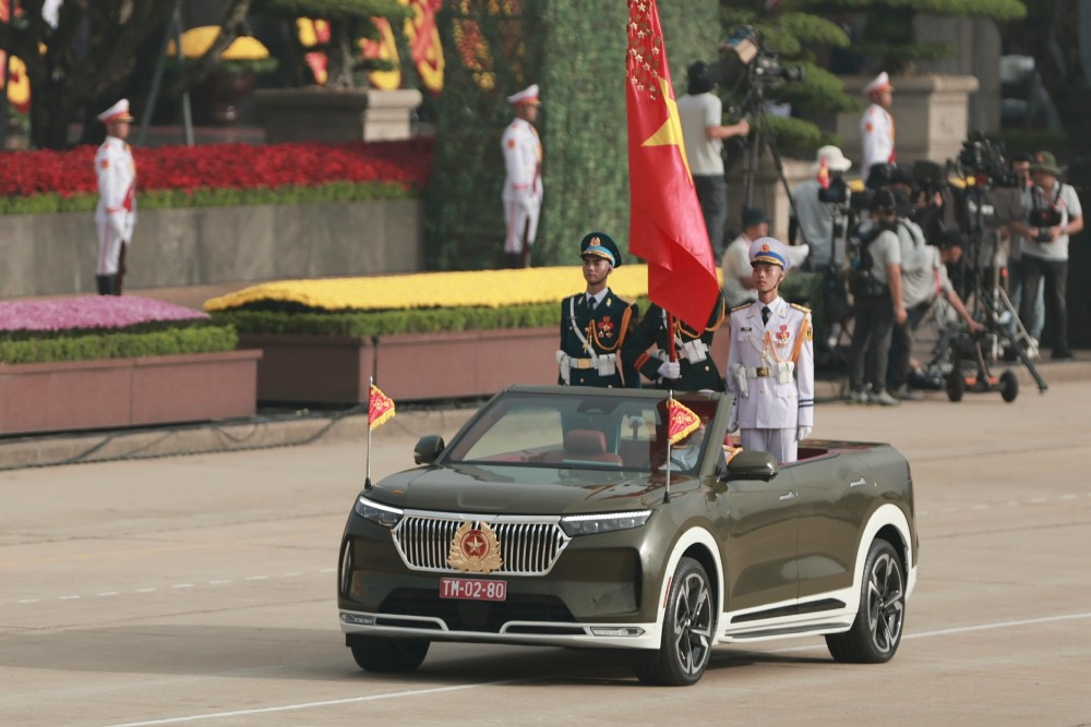 Xe Chi huy, xe To Quan ky toan quan tien vao le dai. Anh: Hai Nguyen