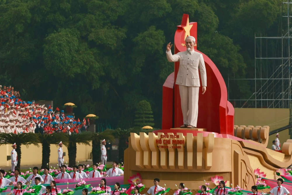 Xe ruoc chan dung Chu tich Ho Chi Minh tien vao le dai. Anh: Hai Nguyen
