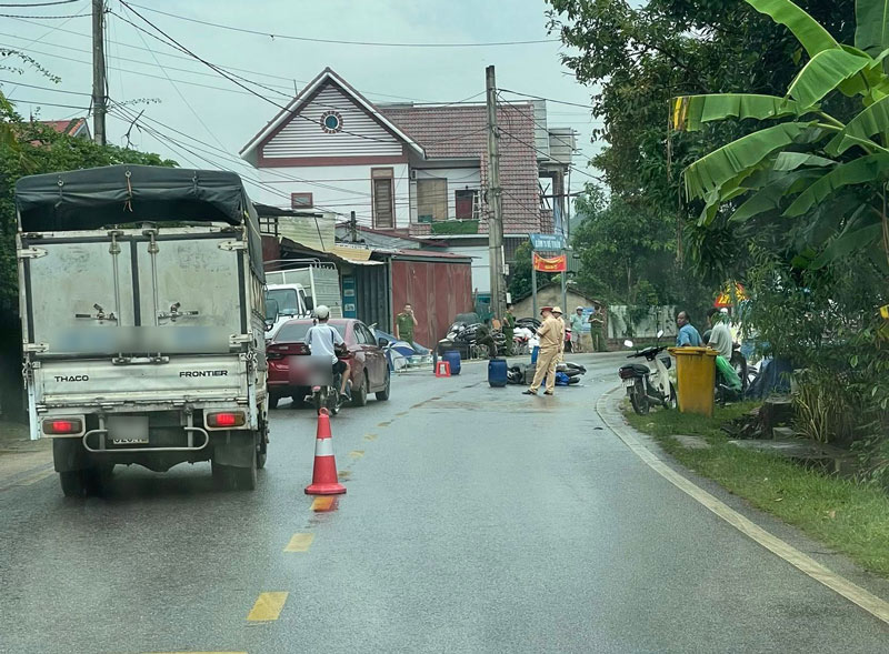 The young man died after colliding with a paving brick box and a truck parked on the side of the road. Photo: Xuan Hoan