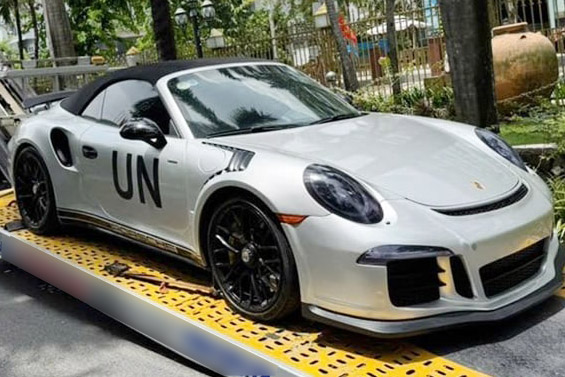 El Porsche 911 Turbo S Cabriolet 991.1 transportado en las calles de Ciudad Ho Chi Minh. Foto: Nhat Minh