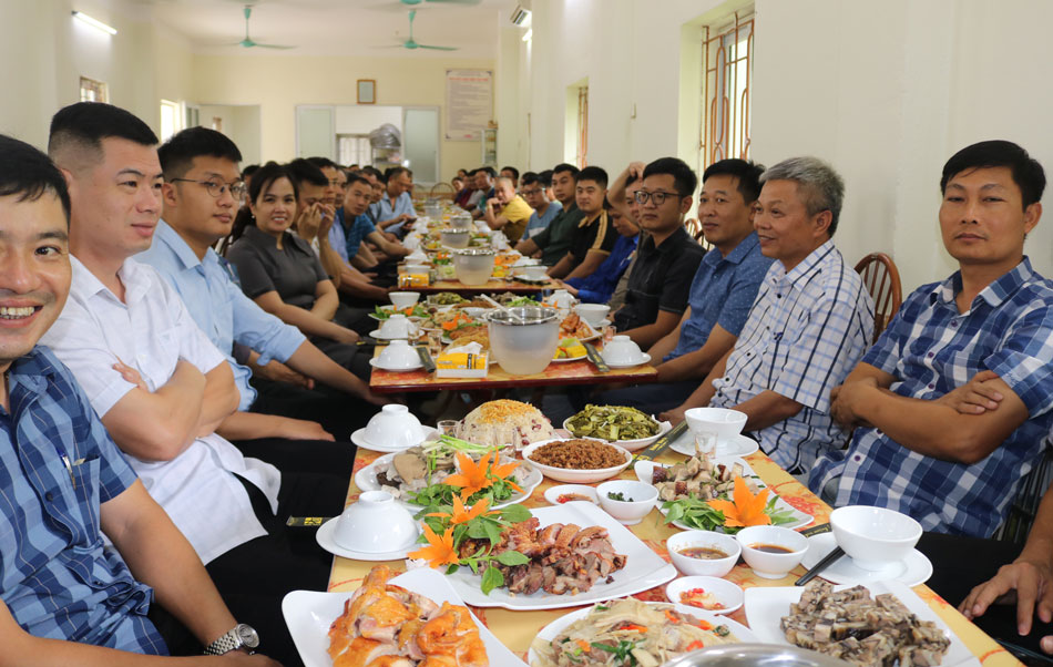 노동조합 식사는 기업 내에서 즐겁고 활기차고 결속력 있는 분위기를 조성합니다. 사진: 김뚜옌