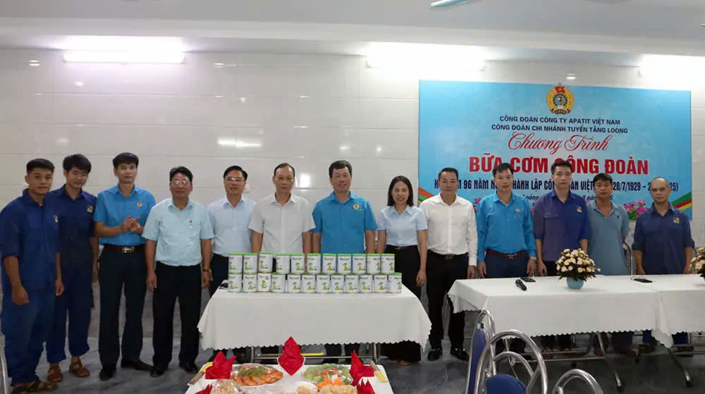 Lanh dao Cong doan Cong nghiep Hoa chat Viet Nam tham du Bua com Cong doan tai chi nhanh Tuyen Tang Loong. Anh: Kim Tuyen 