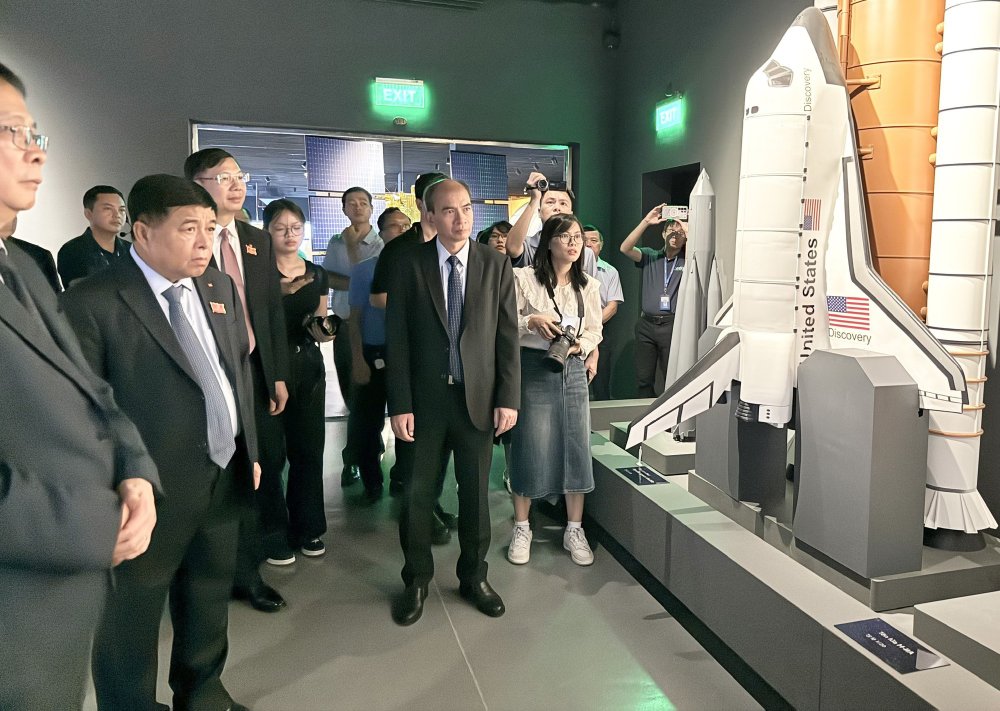 El Viceprimer Ministro Nguyen Chi Dung visita el Museo del Universo de Vietnam propone desarrollar un satelite de observacion de la Tierra de baja altitud 'Made in Vietnam'. Foto: VGP