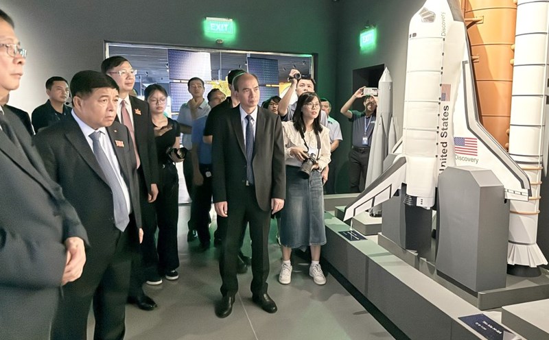 Deputy Prime Minister Nguyen Chi Dung visited the Vietnam Space Museum, proposing to develop a low-altitude Earth observation satellite "Made in Vietnam". Photo: VGP