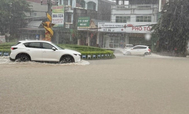 Mưa như trút, nhiều khu vực tại Thái Nguyên ngập sâu