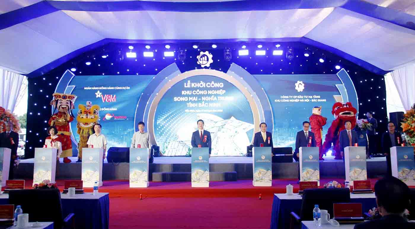 Vuong Quoc Tuan 박닌성 인민위원회 위원장(오른쪽에서 4번째)과 대표들이 Song Mai – Nghia Trung 산업 단지 기공식을 거행하고 있습니다. 사진: Dieu Hoa