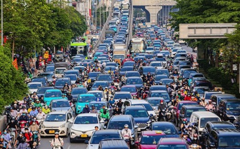 Traffic is identified as a major source of pollution, and applying new emission standards is necessary. Photo: To The