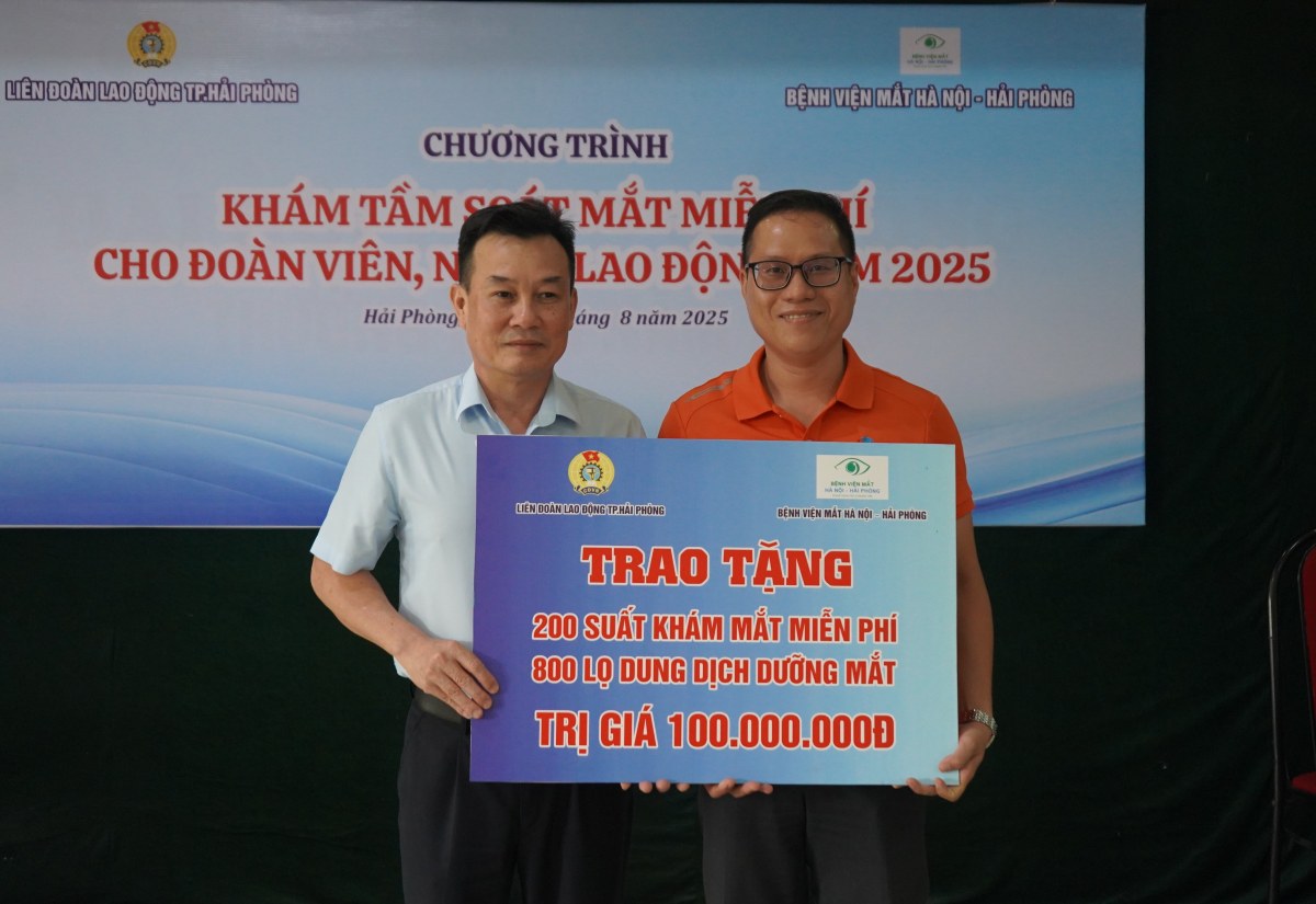 LDLD TP Hai Phong trao goi kham mat cho Cong doan Cong ty CP Tap doan VLC. Ảnh: Mai Dung