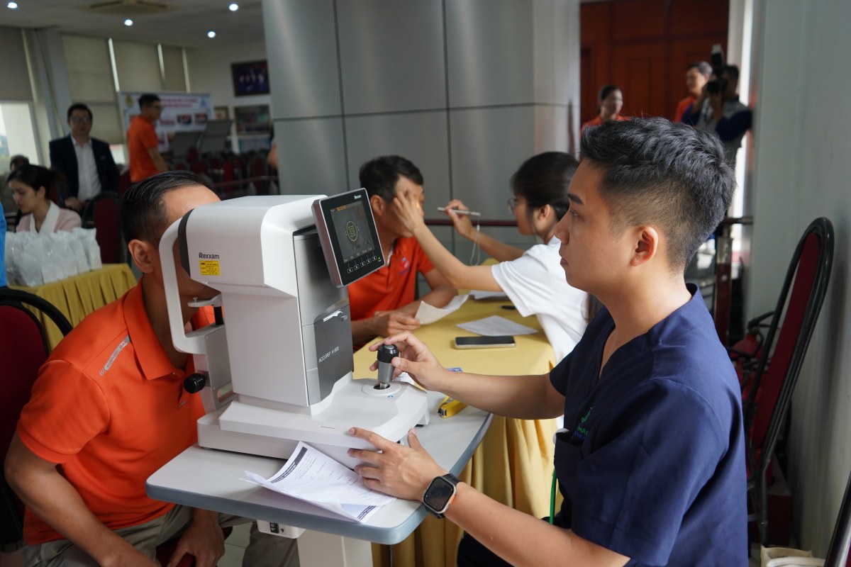 하이퐁 페인트 회사 노동자들이 무료로 진료를 받고 있습니다. 사진: Mai Dung