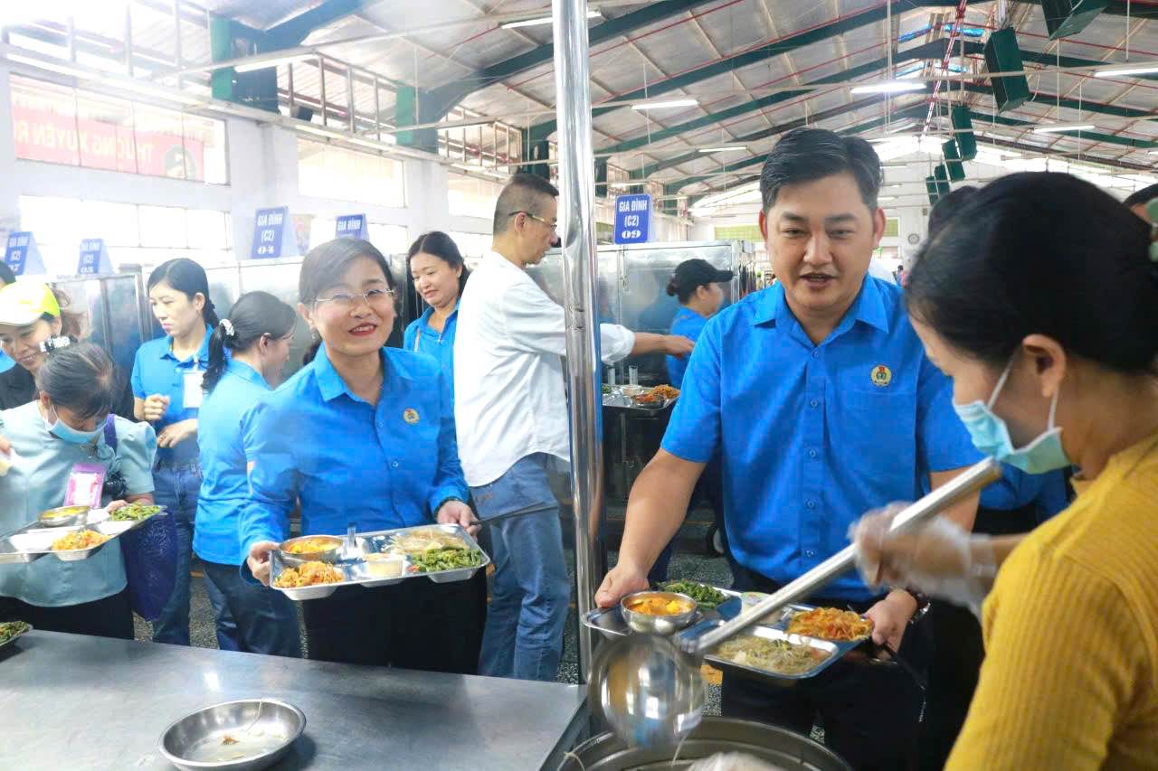 Chu tich LDLD tinh Nguyen Quoc Dung (thu 2 tu phai qua) va Pho Chu tich Thuong truc LDLD tinh Bui Thi Bich Thuy (thu 3 tu phai qua) du Bua com Cong doan voi doan vien, nguoi lao dong. Anh: Cong doan cung cap