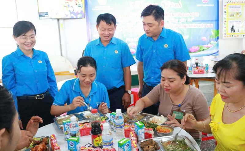 Leaders of the Dong Nai Provincial Federation of Labor visited and attended the Union Meal with union members and employees of Pou Chen Vietnam Co., Ltd. Photo: Provided by the Union