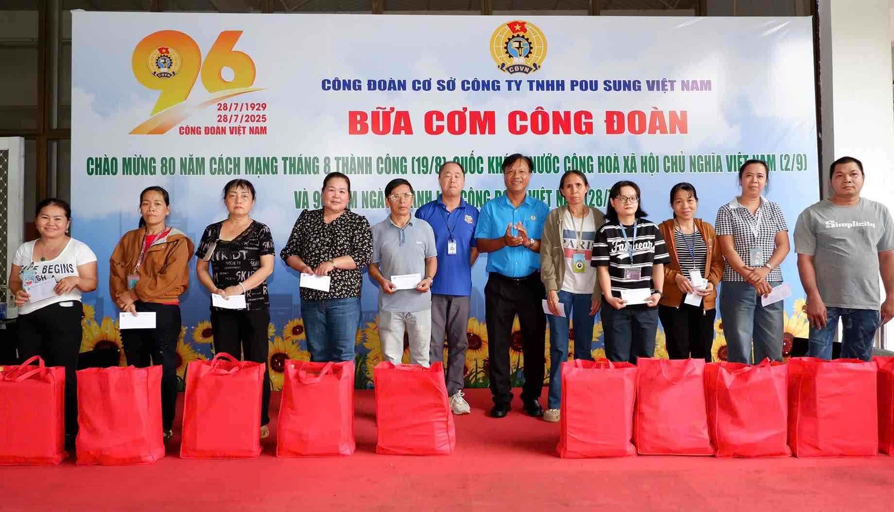 Dai dien LDLD tinh Dong Nai trao qua va tien ho tro cho doan vien la cong nhan khuyet tat, co hoan canh dac biet. Anh: Cong doan Cong ty