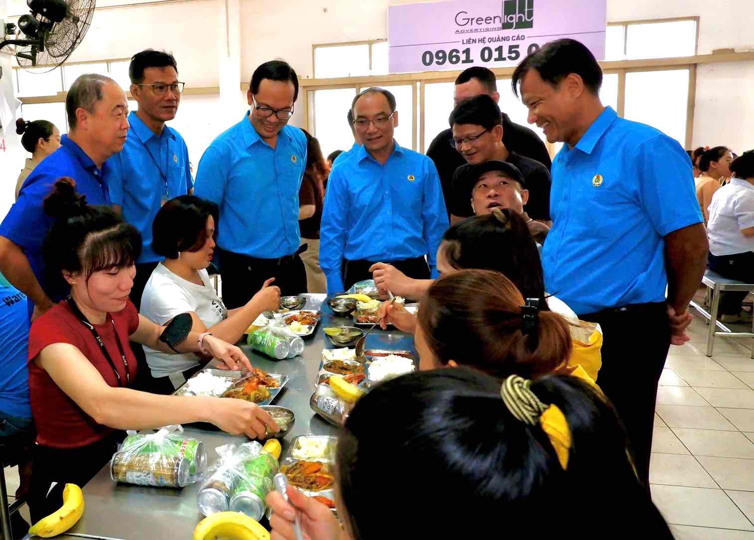 Lanh dao LDLD tinh Dong Nai tham hoi va cung du Bua com Cong doan voi doan vien, nguoi lao dong Cong ty TNHH Pou Sung Viet Nam. Anh: Cong doan cong ty
