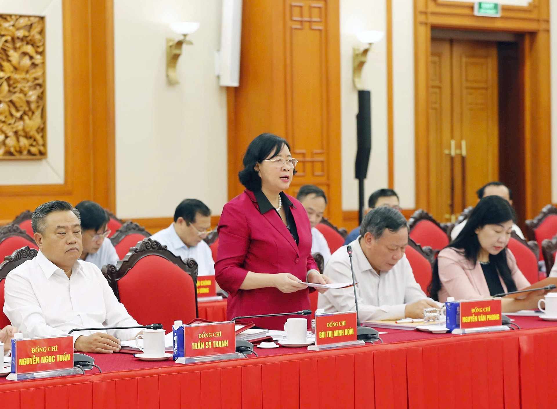 Bi thu Thanh uy Ha Noi Bui Thi Minh Hoai trinh bay bao cao tom tat ve Van kien va phuong an nhan su Dai hoi Dang bo thanh pho Ha Noi lan thu XVIII. Anh: Viet Thanh 