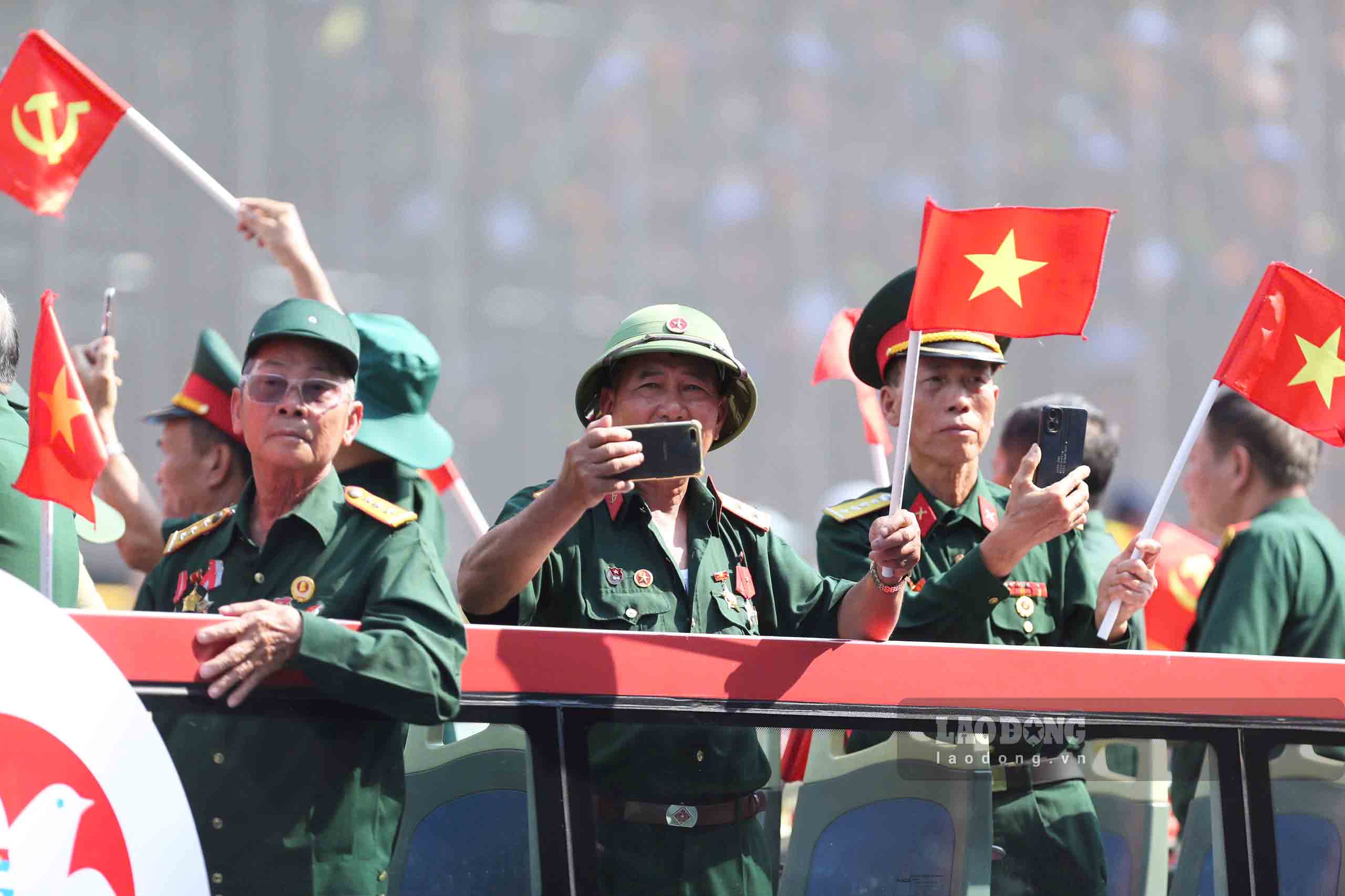 The block of Honoring Heroes of the People's Armed Forces, Heroes of Labor and historical witnesses participated in the grand ceremony on April 30 (A50). Photo: Thanh Vu