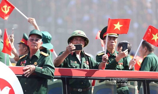 Khối Tôn vinh các Anh hùng lực lượng vũ trang nhân dân, Anh hùng lao động và nhân chứng lịch sử tham gia lễ kỷ niệm đại lễ 30.4 (A50). Ảnh: Thanh Vũ