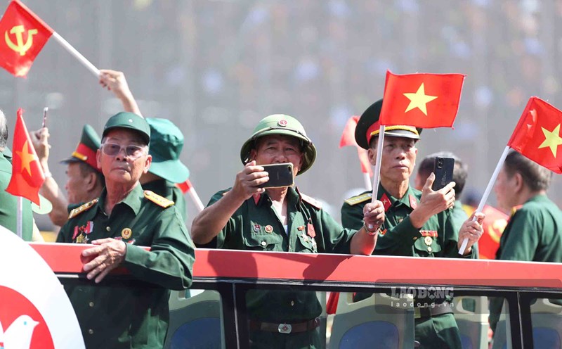The block of Honoring Heroes of the People's Armed Forces, Heroes of Labor and historical witnesses participated in the grand ceremony on April 30 (A50). Photo: Thanh Vu