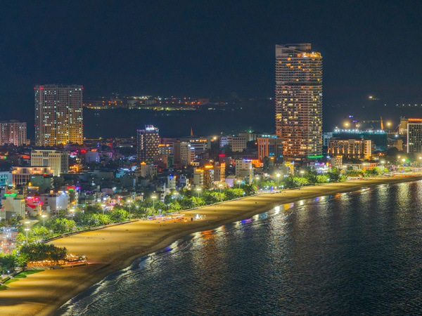 La ciudad costera de Quy Nhon tiene mas proyectos de zonas urbanas y resorts para desarrollar el turismo. Foto: Thanh Tuan