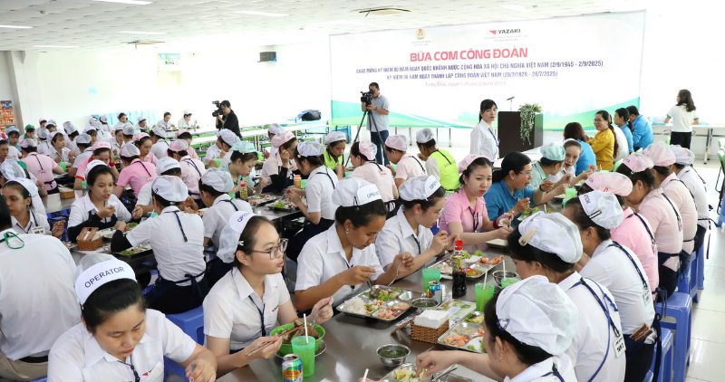 Khong khi am ap tai Bua com Cong doan o Vinh Long trong thang 8.2025. Anh: Hoang Loc
