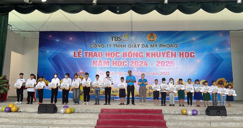 우수한 학업 성적을 거둔 노동자 자녀에게 장학금을 수여합니다. 사진: 호앙록