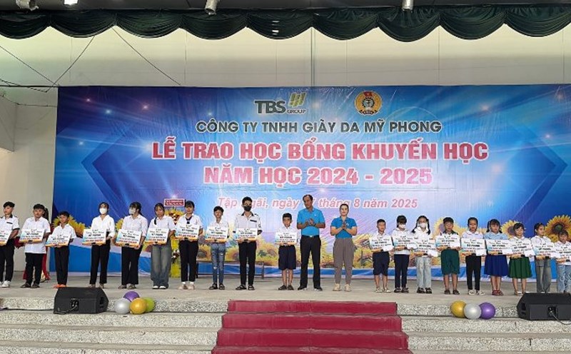 Awarding scholarships to children of union members and workers with good and excellent academic achievements. Photo: Hoang Loc