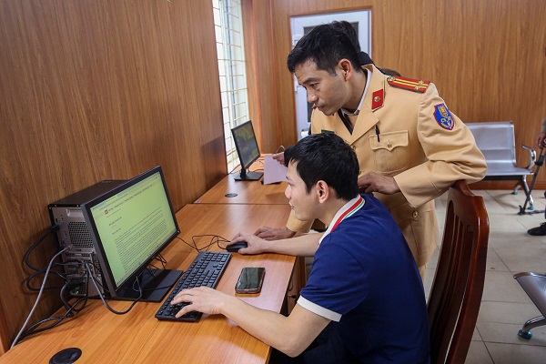 Muchas personas se preguntan sobre el cambio de matriculas de coches despues de la fusion. Foto: Duc Anh