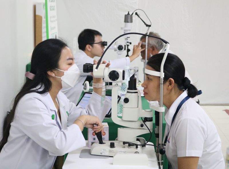 조합원과 근로자는 노동조합이 공동으로 조직한 무료 눈 검진을 받았습니다. 사진: Duc Long