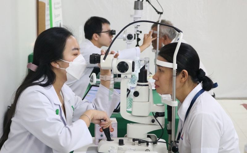 Union members and workers receive free eye examinations organized by the union. Photo: Duc Long
