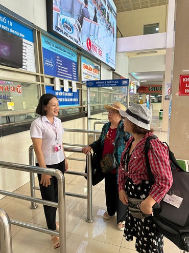 Nhan vien Ben xe Giap Bat huong dan nguoi dan mua ve len xe. Anh: Minh Hanh 