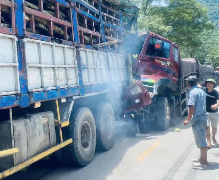 Container collides with truck on National Highway 12A. Photo: Van Cuong