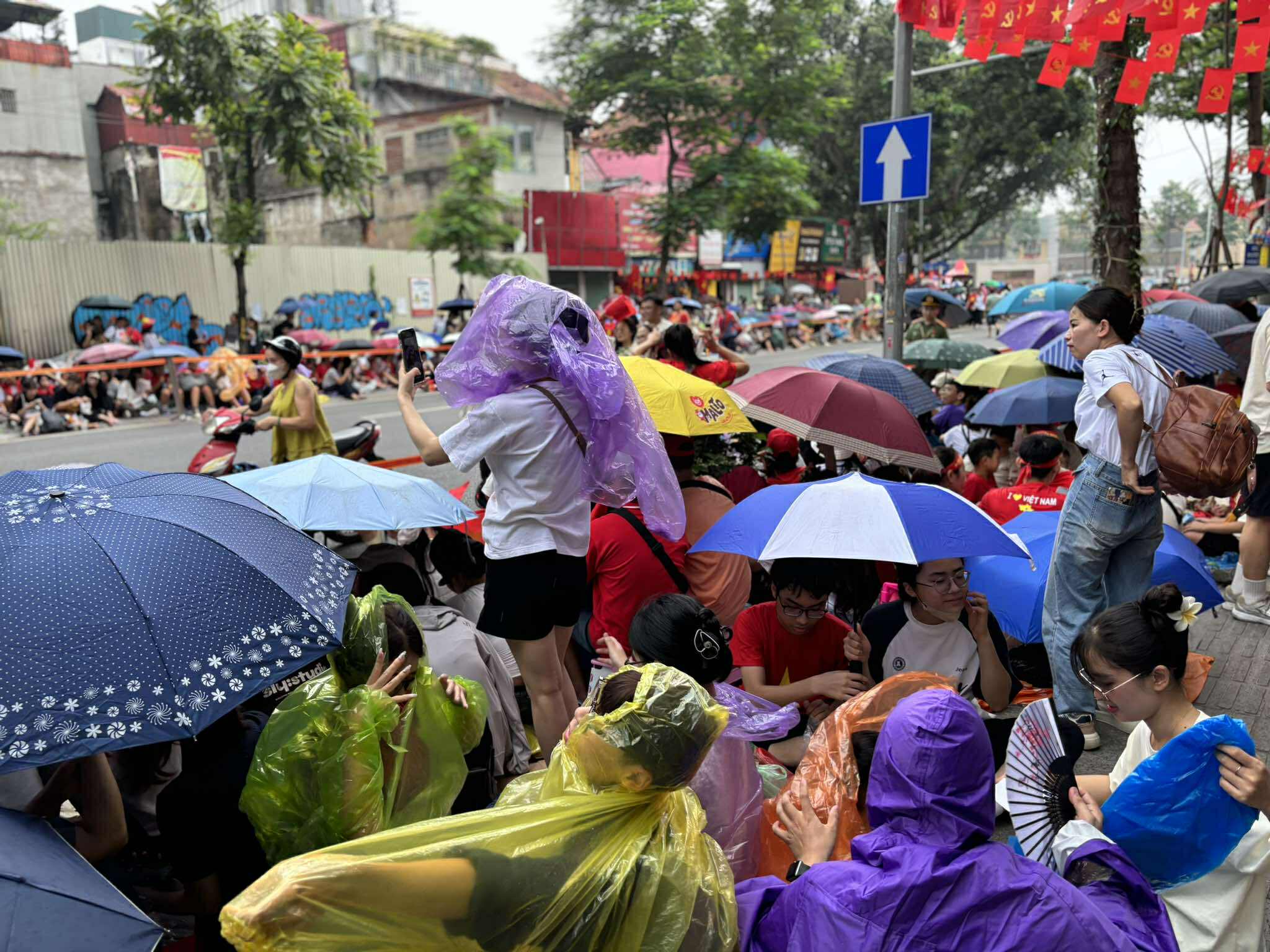 Menschen und Touristen trotzen dem Regen auf der Nguyen Thai Hoc Straße und warten weiterhin auf die allgemeine Sprechstunde. Foto: Nguyen Dat
