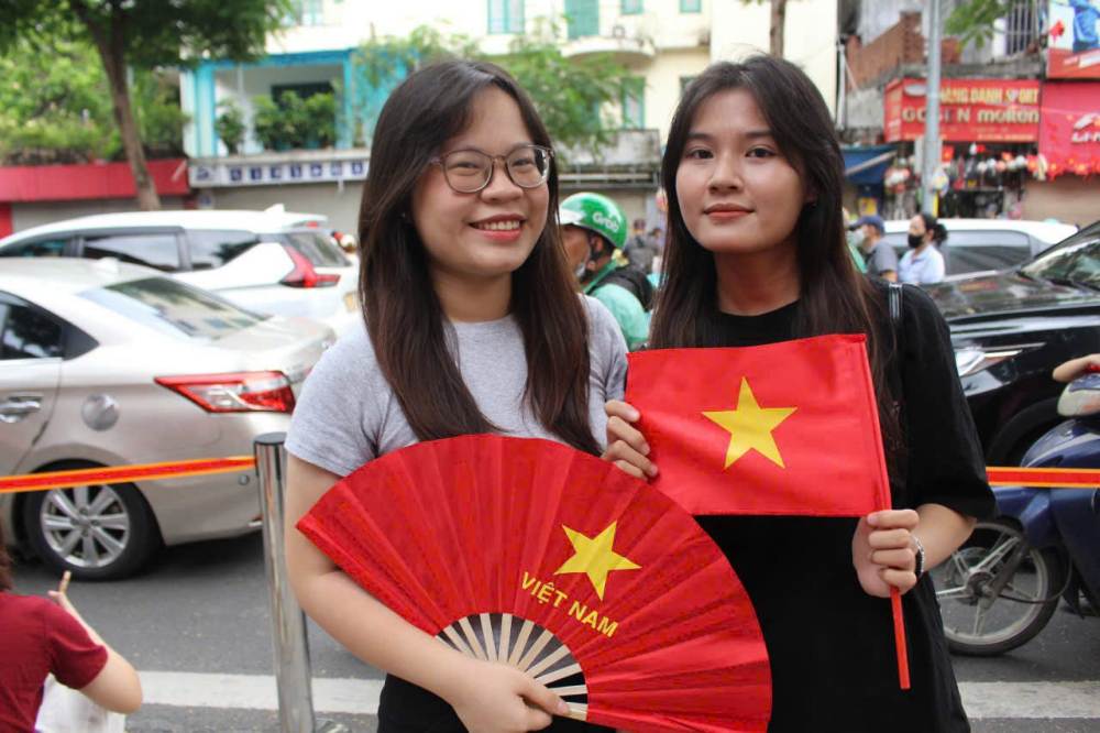 Frau Pham Yen Nhi (23 Jahre, Hanoi) und Frau Pham Le Vy (22 Jahre, Hanoi) gingen ab 14 Uhr zur Kreuzung Hung Vuong – Nguyen Thai Hoc – Hang Chao, um dort auf die Parade zu warten. „Wir waren früh losgefahren, waren aber trotzdem überrascht, als wir ankamen: Der Platz war voller Menschen. Es war sehr schwierig, am ersten Tag meiner Praxis einen geeigneten Platz zu finden, um eine Plane auszubreiten und auf die Parade zu warten“, sagte Frau Yen Nhi.