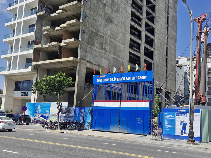 多くのホテルプロジェクトが実装され、Vo Nguyen Giap Street（Da Nang City）に建設されています。写真：Thu Giang