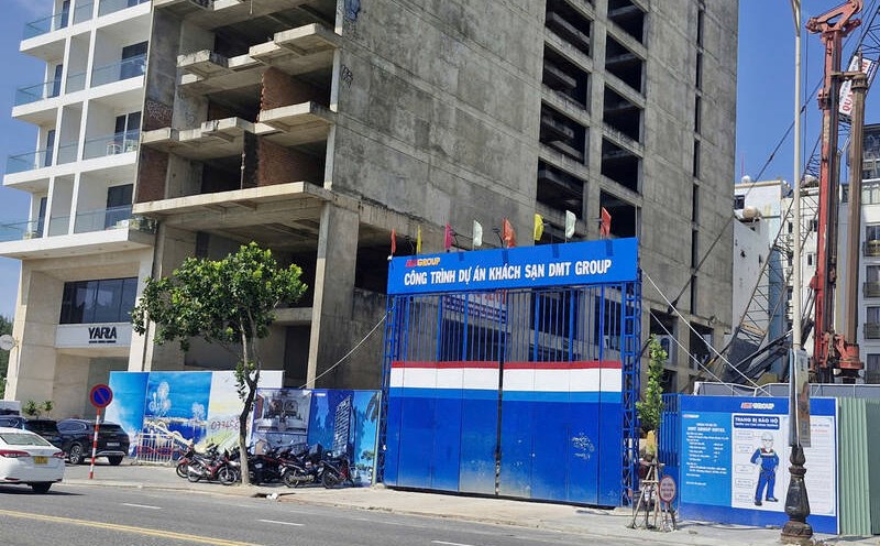 Many hotel projects are being implemented and built on Vo Nguyen Giap Street (Da Nang City). Photo: Thu Giang