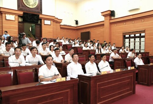 Vice Chairman of the Provincial People's Committee Lai Van Hoan and leaders, officers and staff of the Provincial People's Committee Office attended the meeting to celebrate. Photo: Hung Yen Provincial Portal