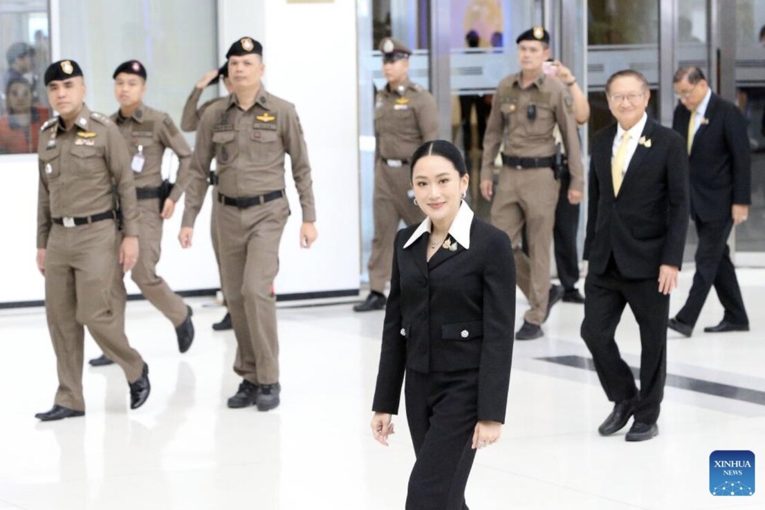 파에통탄 시나와트라 여사가 8월 21일 태국 방콕의 헌법재판소에 도착했습니다. 사진: 신화통신