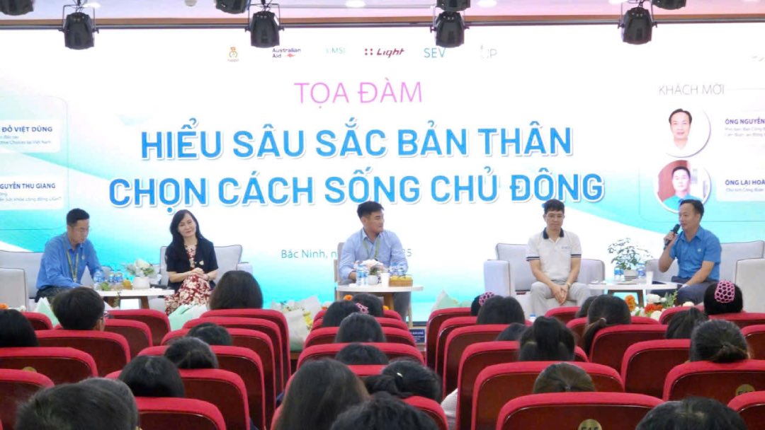 좌담회 프로그램에서 조합원 및 노동자들과 공유하는 연사들. 사진: Nguyen Thi Huyen