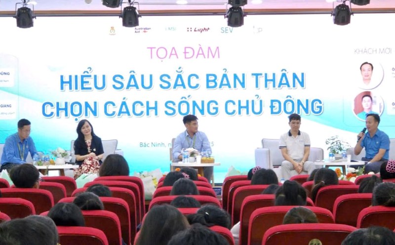 Speakers shared with union members and workers at the seminar program. Photo: Nguyen Thi Huyen