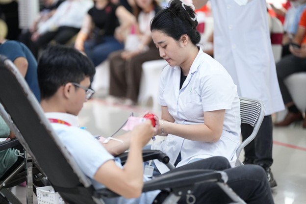 Doi ngu bac si, nhan vien y te benh vien Viet Duc dong hanh cung Giot thuong 2025 de dam bao an toan va hieu qua cho tung don vi mau. 