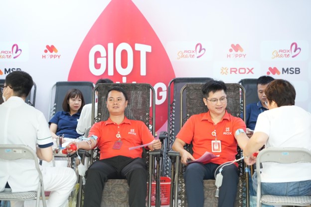 Can bo nhan vien ROX Group cung nhau tham gia hien mau, lan toa yeu thuong va ‘trach nhiem chu dong’ voi cong dong. 