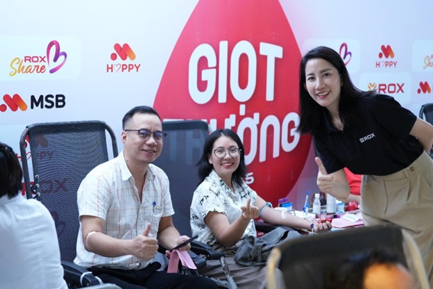 Mot cap vo chong cung hien mau nam thu hai lien tiep tai chuong trinh Giot thuong.