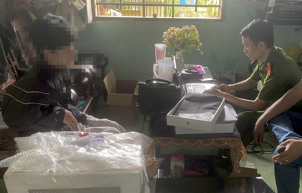 Lực lượng Công an làm việc với đối tượng T.T.T làm giả hóa đơn để lừa đảo. Ảnh: Công an Quảng Trị