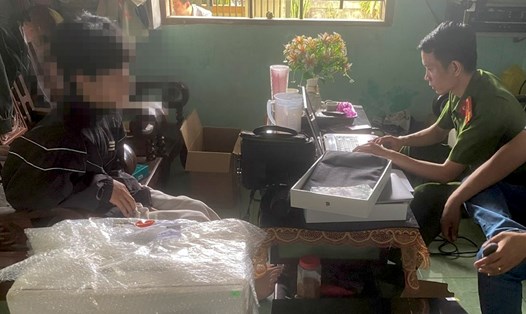 Lực lượng Công an làm việc với đối tượng T.T.T làm giả hóa đơn để lừa đảo. Ảnh: Công an Quảng Trị