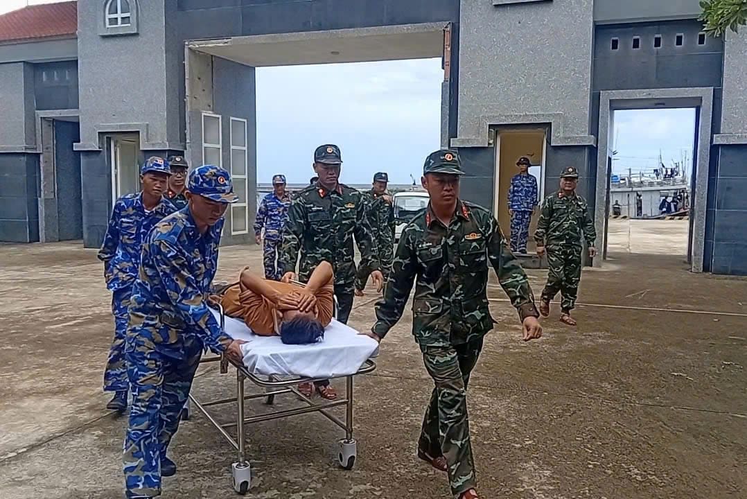 The Navy has just provided emergency care to a fisherman injured by a battery explosion at Truong Sa Island Infirmary. Photo: Hoa Ngoc Anh